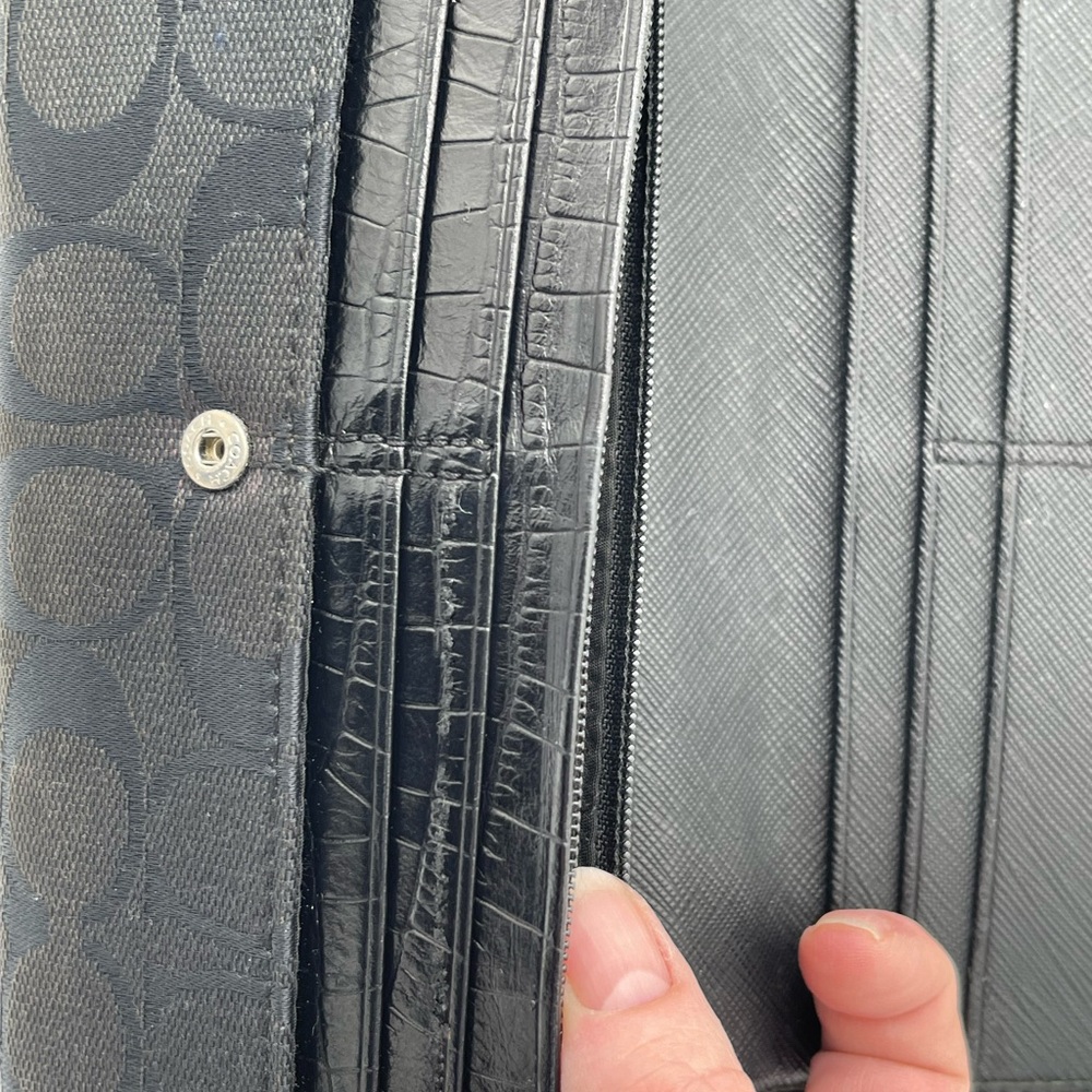 Coach Black Leather Wallet with Textured Finish - Picture 9 of 10